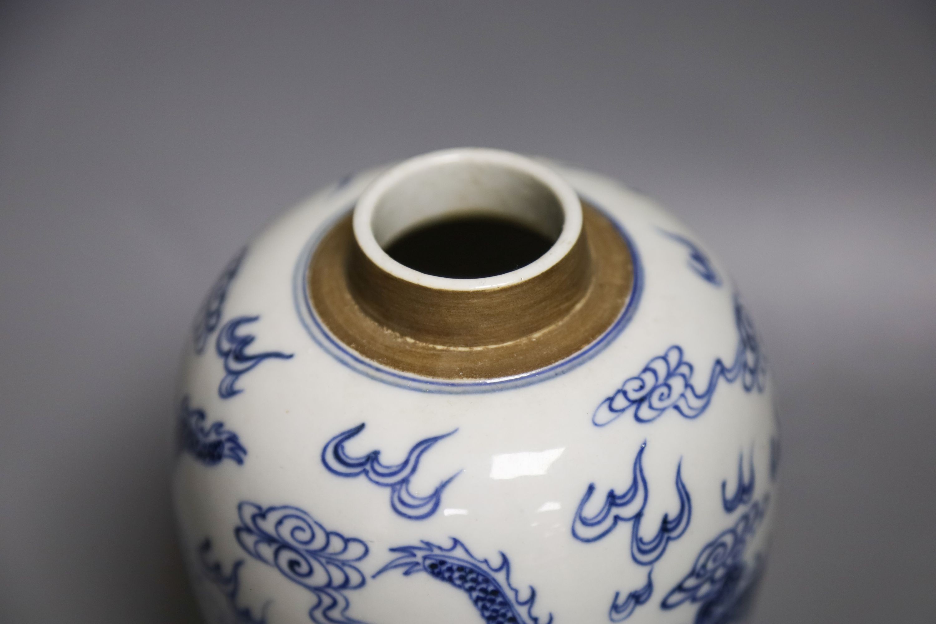 A Chinese blue and white ‘dragon’ jar, 14cm